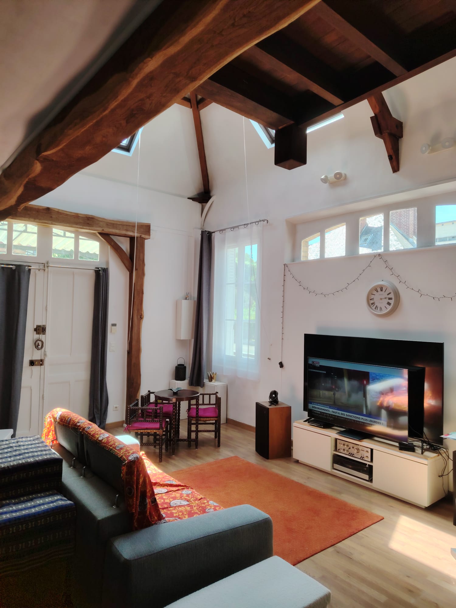 Le Loft des Andelys — entrée sous auvent et cour privée, Les Andelys (27700)